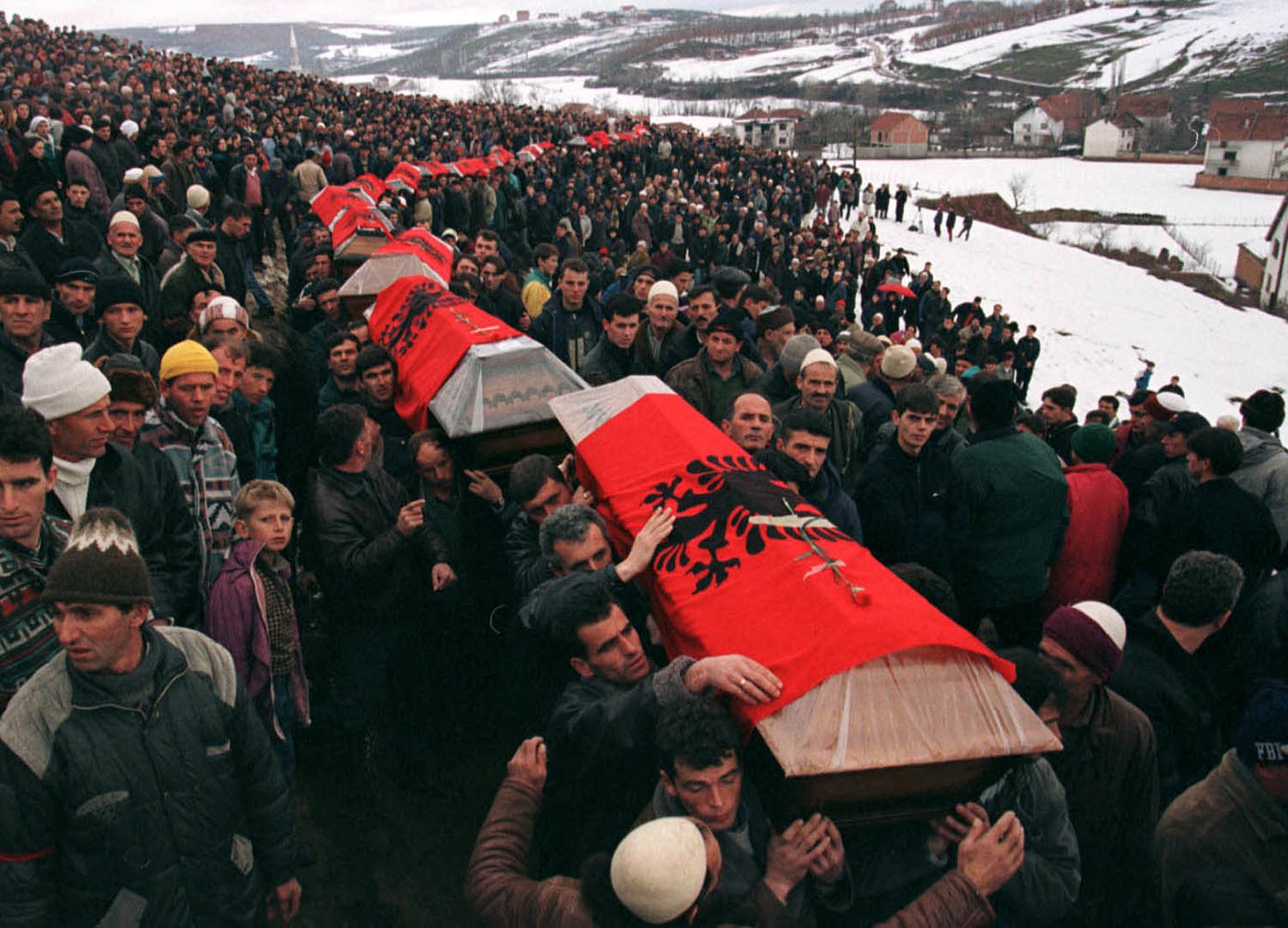Basha kujton masakrën e Reçakut: Plagë deri sa të ketë drejtësi për viktimat