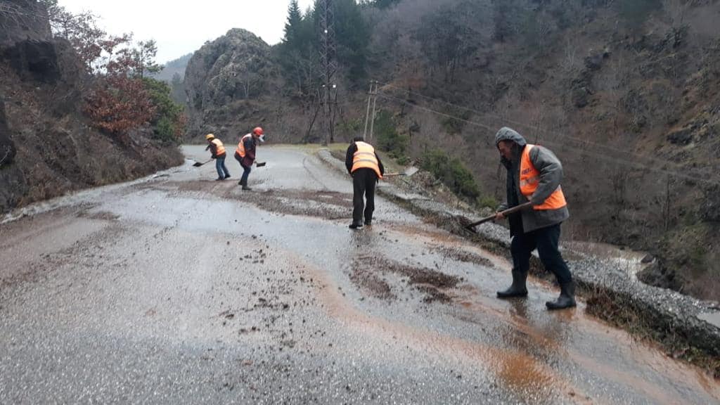 Pezullohet mësimi në dy shkolla në Elbasan për shkak të shirave