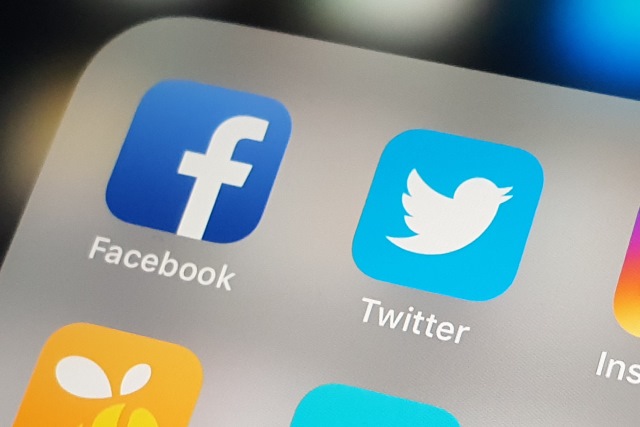 Bie vlera e Twitter dhe Facebook në bursë pas pezullimit të Tramp