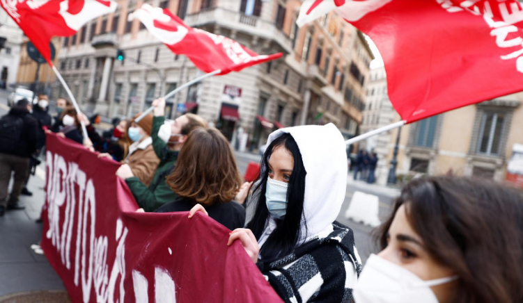 Studentët në Romë protestojnë për rihapjen e shkollave