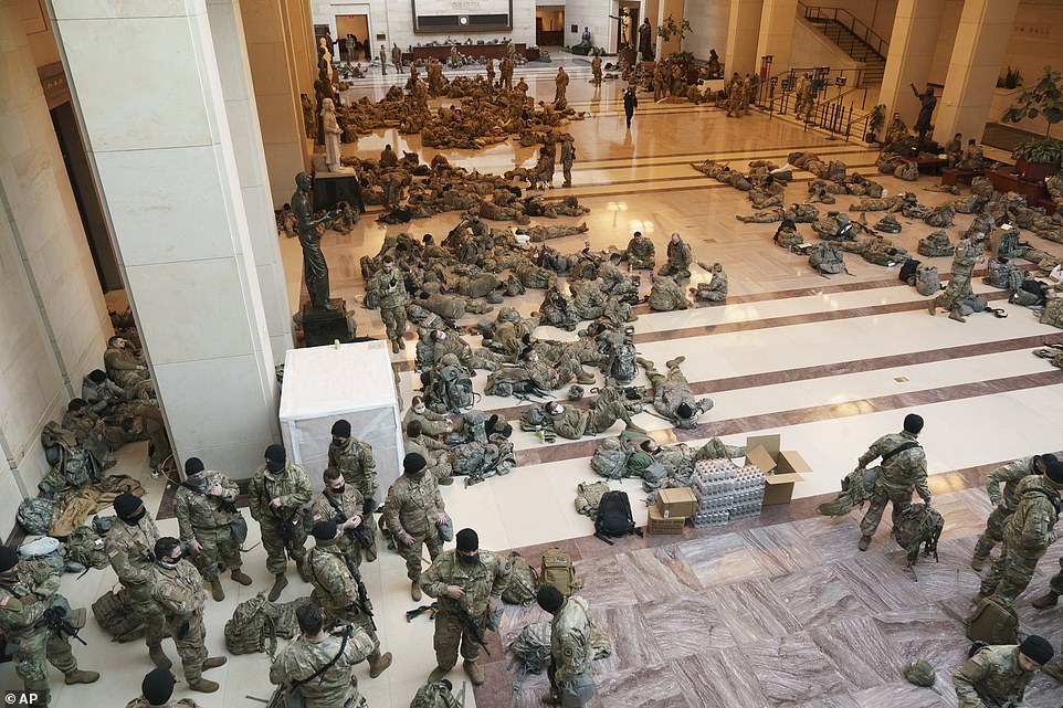 Qindra ushtarë amerikanë flenë në hollin e Kongresit pas trazirave në Kapitol