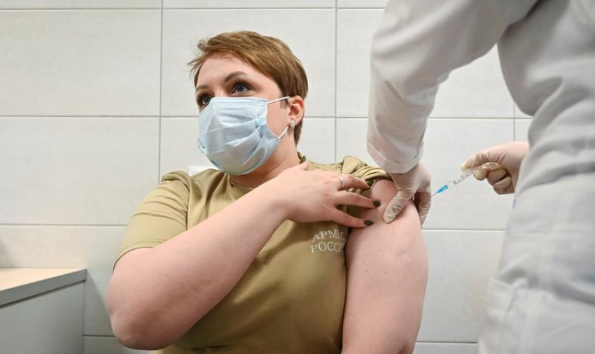 Rusia vaksinon mbi 800 mijë persona kundër COVID-19