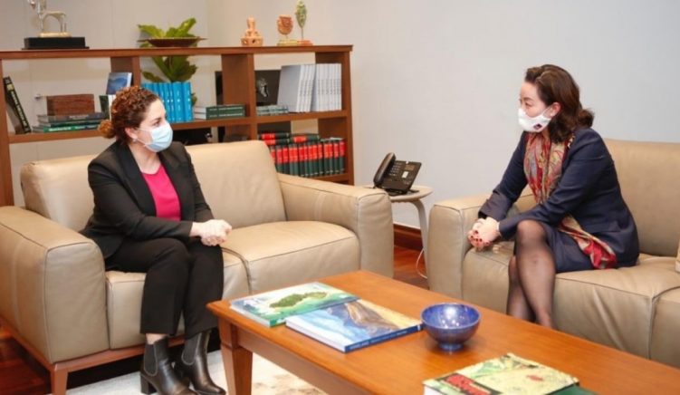 xhacka kim x Ambasadorja Kim i garanton mbështetjen dhe bashkëpunimin ministres Xhaçka