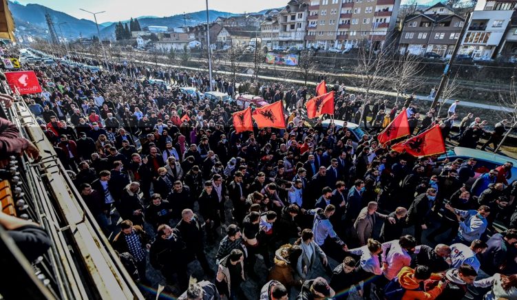 Partitë në Kosovë shkelin masat kundër Covid-19