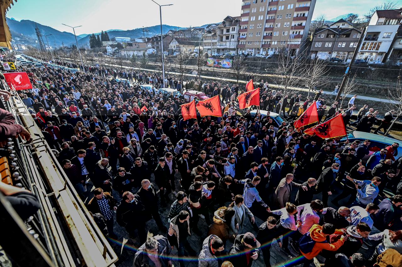 Partitë në Kosovë shkelin masat kundër Covid-19