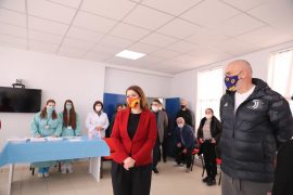 Vaksinohen 130 punonjës spitali dhe të moshuar në Fier kundër COVID-19