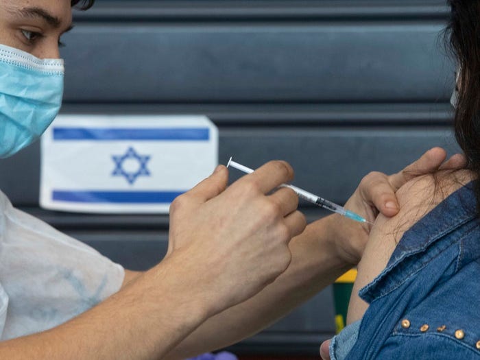 Izraeli shpërndan vaksinat e tepërta për të rritur ndikimin gjeopolitik
