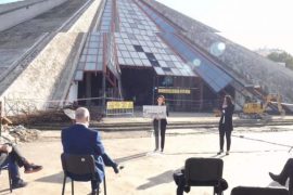 Kim e quan Piramidën e Tiranës ‘investim cinik të diktaturës’