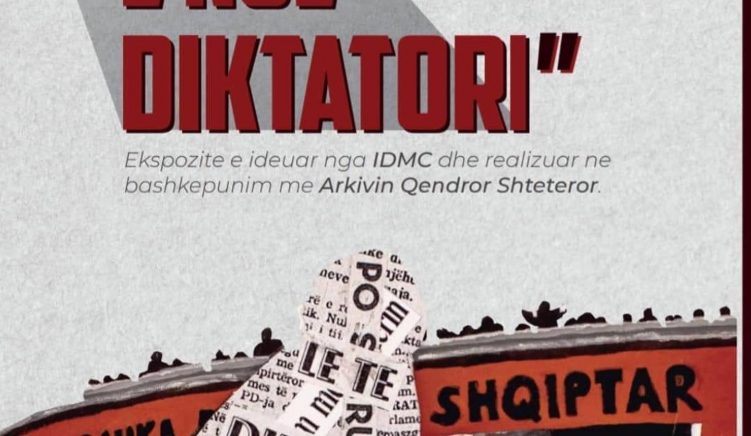 Çelet ekspozita “Rënia e një diktatori” në sheshin Skëndërbej