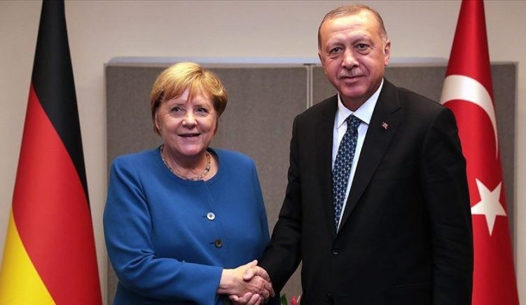 Merkel dhe Erdogan bisedojnë për krizën në Mesdhe