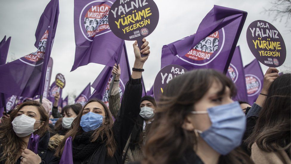 Protesta në Turqi për tërheqjen nga Konventa për parandalimin e dhunës ndaj grave