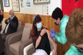 Infektohet drejtori i shtëpisë së të moshuarve në Gjirokastër dhe një punonjëse, pas dozës së parë të vaksinës