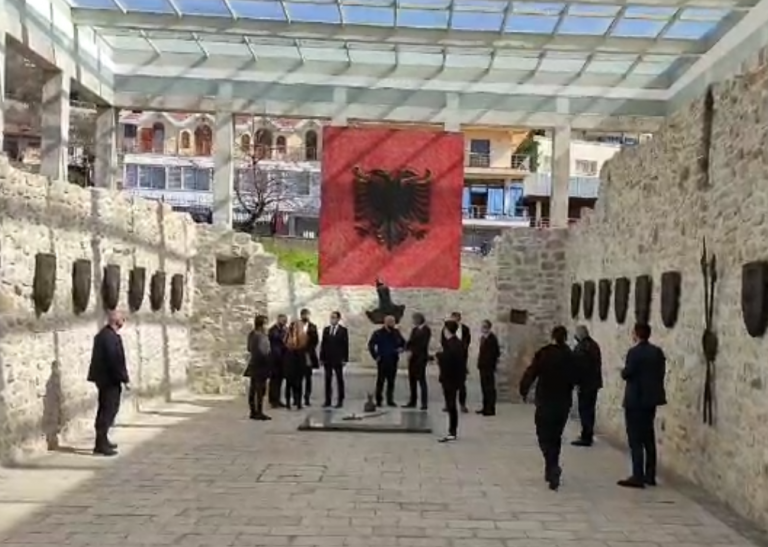 Kurti: Kushtetuta s’na lejon bashkimin me Shqipërinë