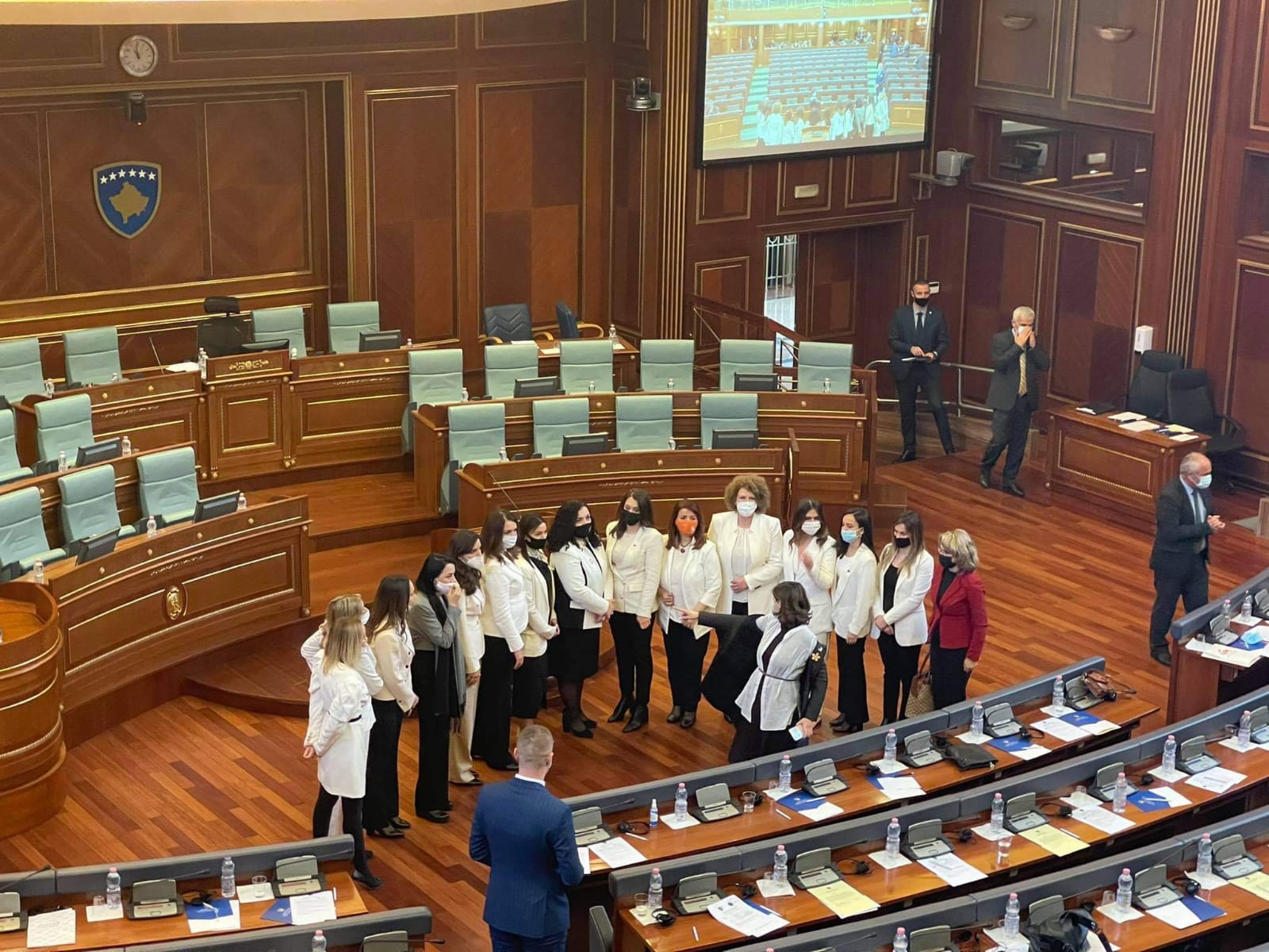 Deputetet e LVV të veshura me të bardha në seancën e konstituimit të Kuvendit të Kosovës