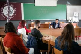 Agron Shehaj debat ndryshe me të rinjtë: Të korruptuarit thonë Shqipëria nuk bëhet