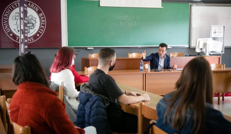 Agron Shehaj debat ndryshe me të rinjtë: Të korruptuarit thonë Shqipëria nuk bëhet