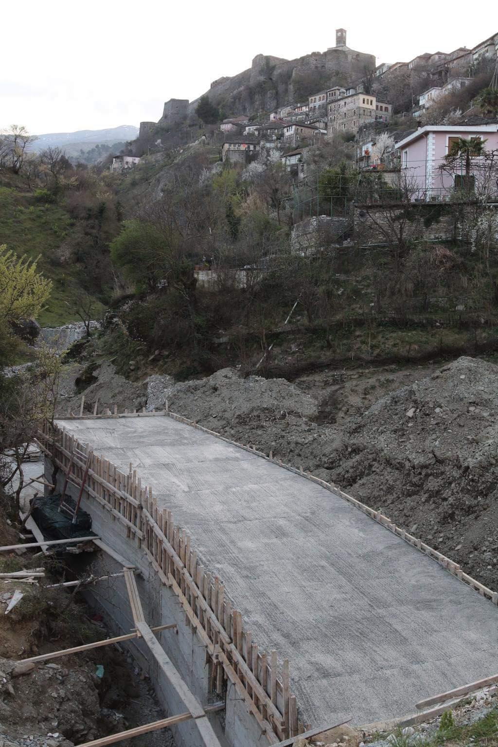 Ndërtimi i Bypass-it pranë kalasë së Gjirokastrës “goditje e rëndë” për Statusin e UNESCO-s