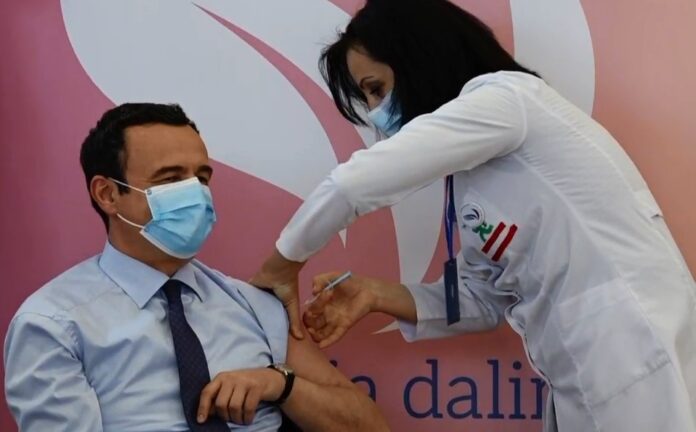 PDK kritikon Kurtin sepse po vaksinohet i pari në Kosovë