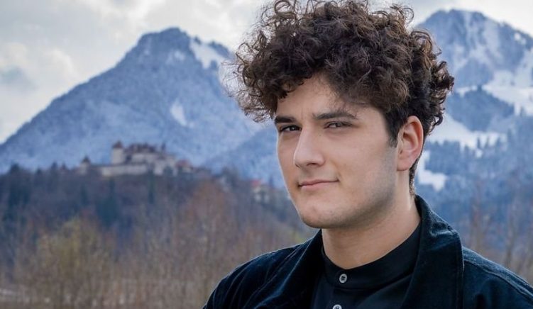 Këngëtari zvicerian me origjinë shqiptare mund të fitojë Eurovisionin 2021