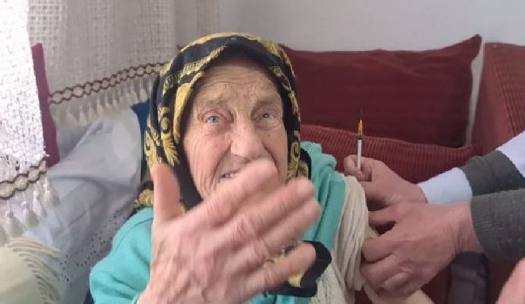 Vaksinohet 111-vjeçarja në Shkodër