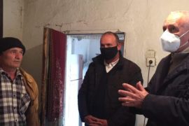 Drejtuesi i qarkut të Gjirokastrës, Tritan Shehu takon dy familje të varfra në Memaliaj