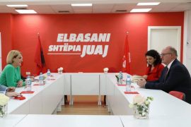Kryemadhi takim me ambasadorin britanik: Do të vëzhgojë zgjedhjet në Elbasan