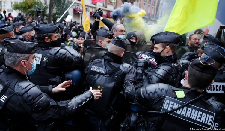 Deputetët francezë miratojnë projekt-ligjin që zgjat kompetencat e policisë Deputetët francezë miratojnë projekt-ligjin që zgjat kompetencat e policisë