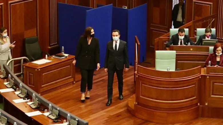 Kurti prezanton zyrtarisht Adelina Grainica-n si deputeten më të re të LVV
