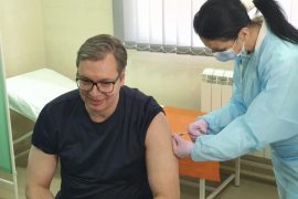 Aleksandër Vuçiç vaksinohet me vaksinën kineze Sinopharm