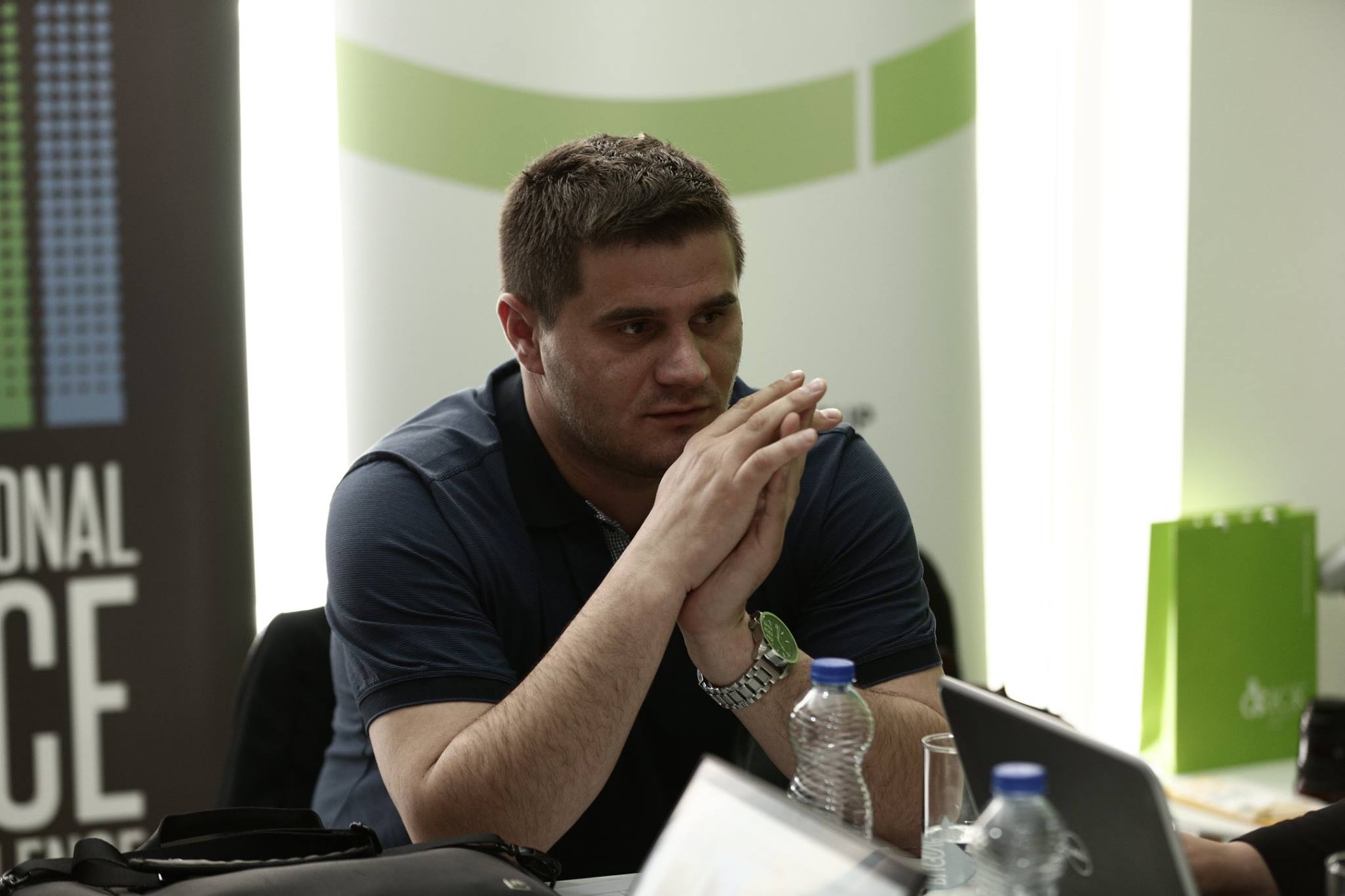 Drejtori i gazetës në Kosovë merret në pyetje për publikimin e kontratës me Pfizer-in