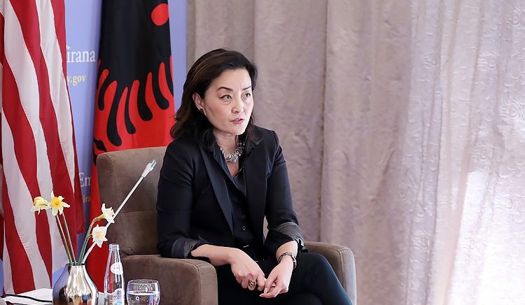 Ambasadorja Yuri Kim thirrje për njohjen e zgjedhjeve dhe pjesmarrje në Kuvend