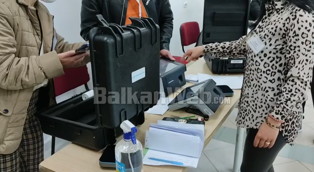 Durrës, ndërpritet për 30 minuta procesi i votimit