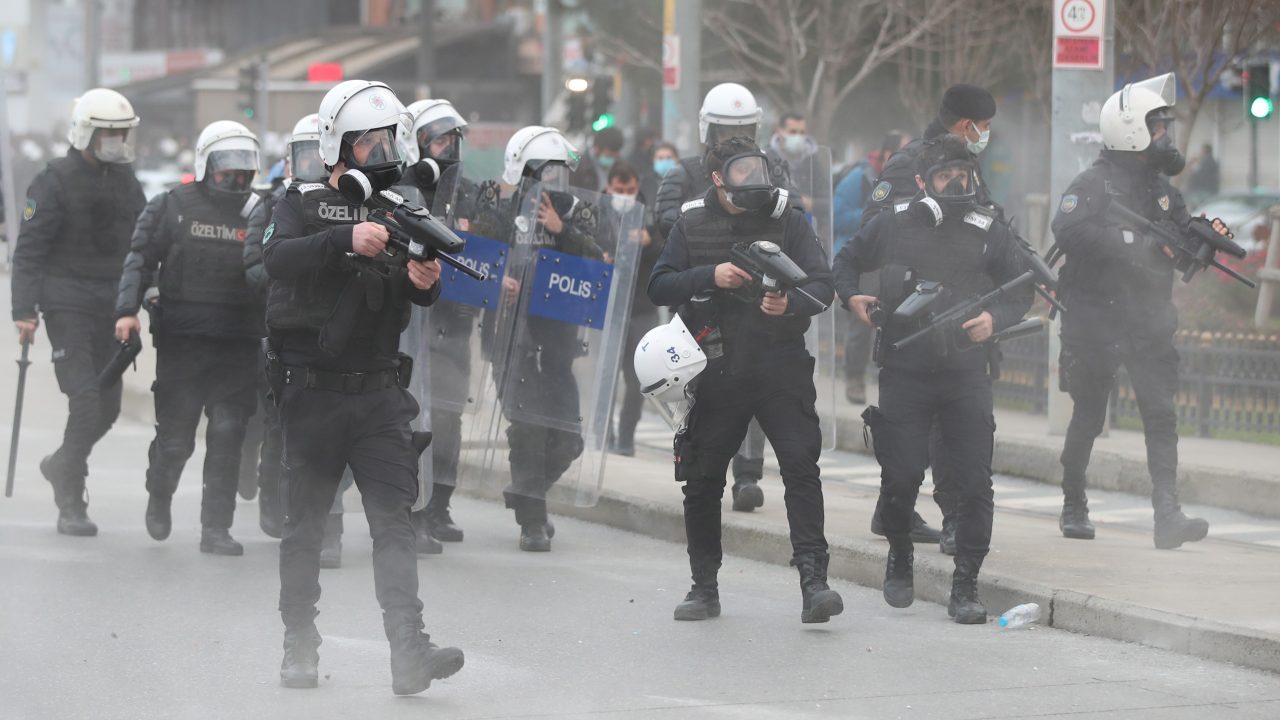 Qytetarët turq ndalohen të filmojnë policinë në protesta