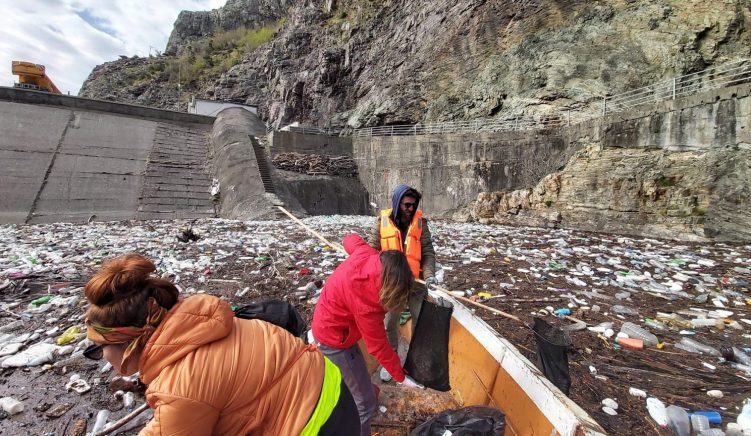 Aktivistët mjedisorë pastrojmë  liqenin e Komanit nga mbeturinat