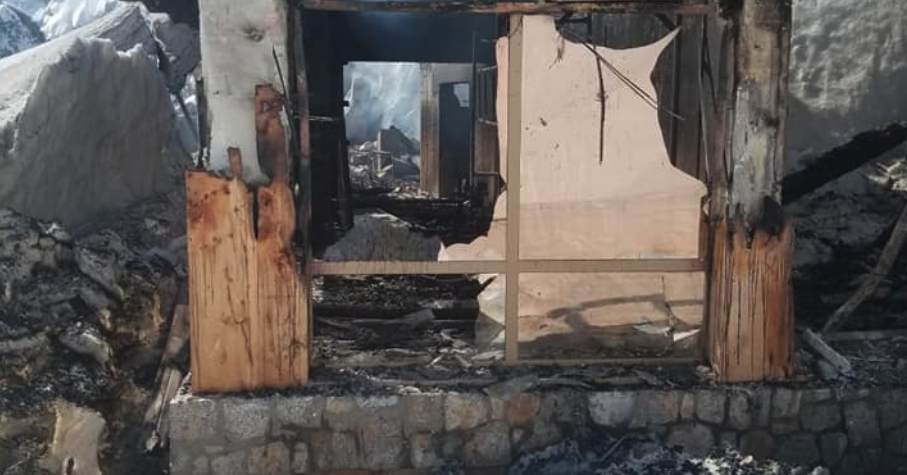 Diaspora thirrje qeverisë të hetojë zjarrvënien në hotelin ‘Buni i Bajraktarit’