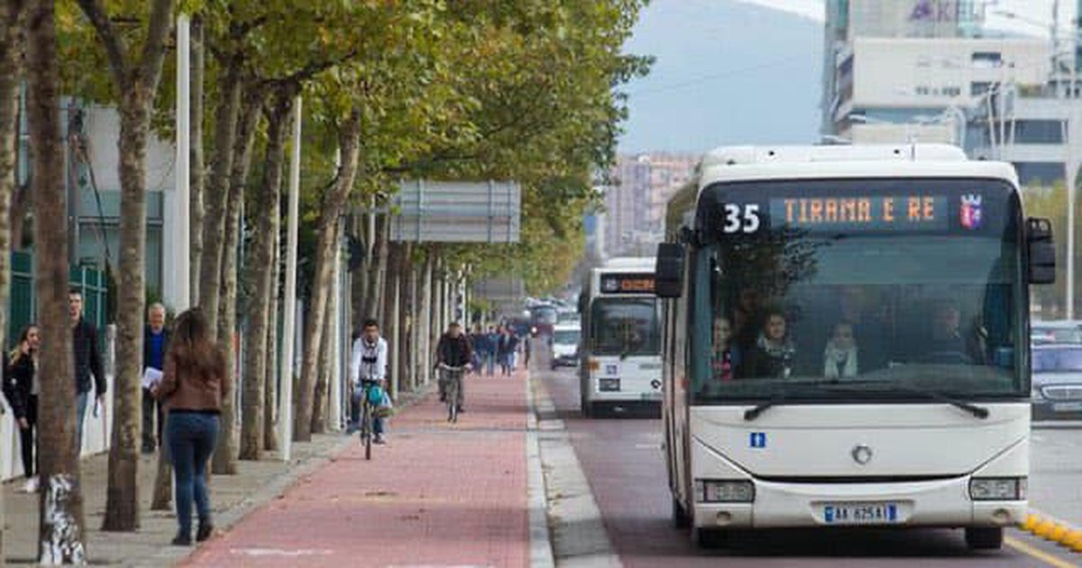 Bashkia Tiranës heq abonenë e përgjithshme të transportit publik për tre muaj