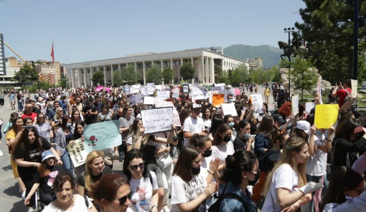 ‘Mos ma vrit fëmijërinë’, protestë në Tiranë kundër abuzimeve me fëmijët