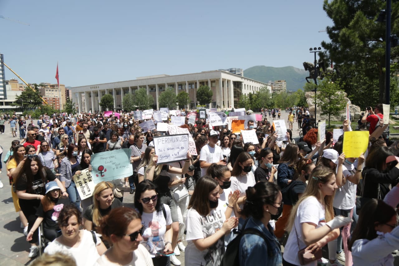 ‘Mos ma vrit fëmijërinë’, protestë në Tiranë kundër abuzimeve me fëmijët