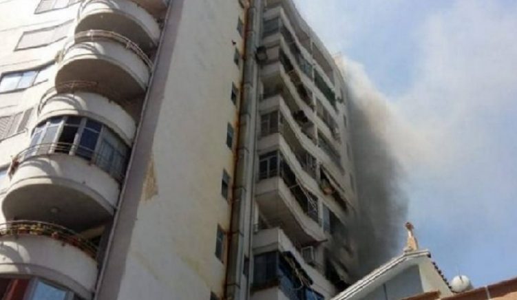 Zjarr në parkingun e një pallati në Tiranë, evakuohen banorët
