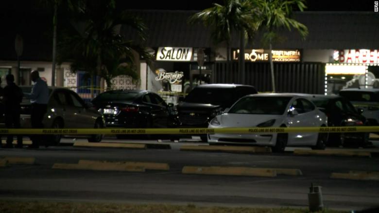 Dy të vdekur dhe mbi 20 të plagosur nga të shtënat në një klub në Florida