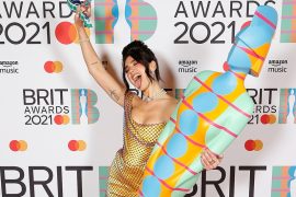 Artistja kosovare Dua Lipa kryeson Brit Awards 2021