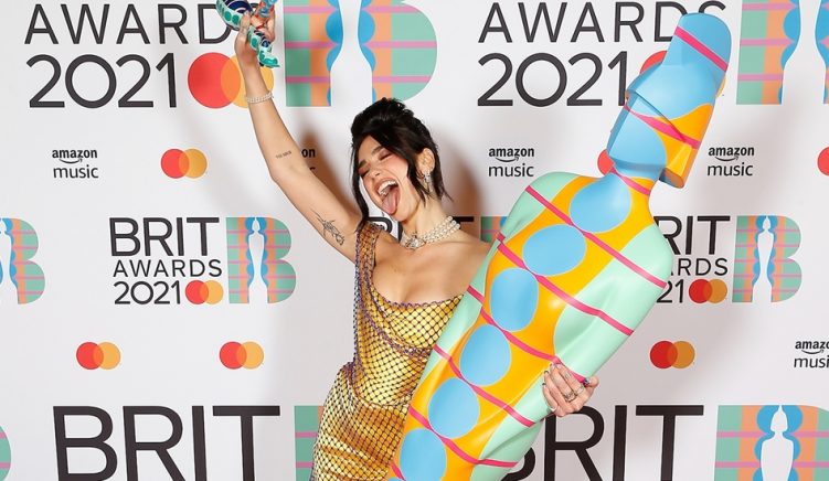 Artistja kosovare Dua Lipa kryeson Brit Awards 2021