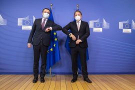 Eurokomisioneri Varhelyi dorëzon në Kosovë 4600 vaksinat e para nga BE
