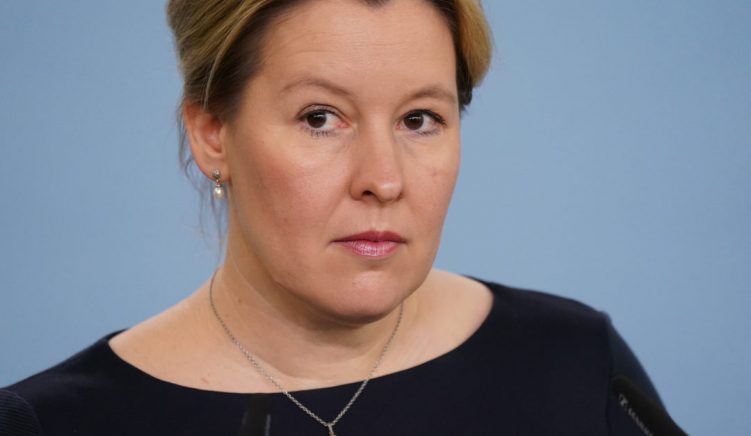 Dorëhiqet ministrja gjermane pas akuzave për plagjiaturë