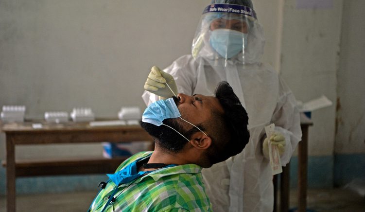 Mbi 400 mijë të infektuar me COVID-19 gjatë 24 orëve në Indi