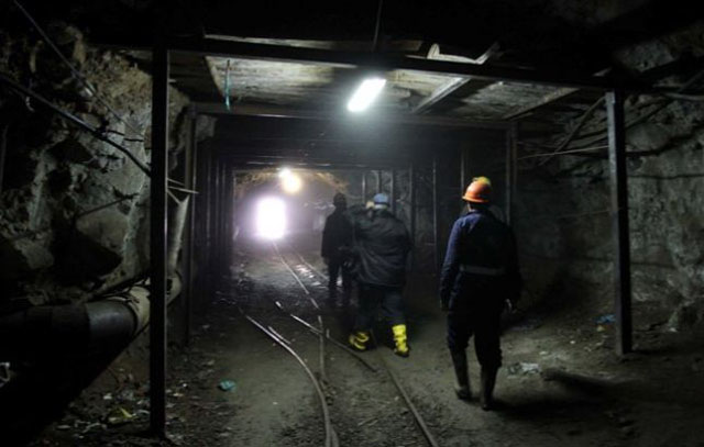 Autoriteti njofton pas tre ditësh, minatori vijon i bllokuar në galeritë e Bulqizës
