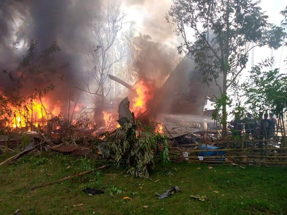 Rrëzohet një avion ushtarak në Filipine, të paktën 17 viktima