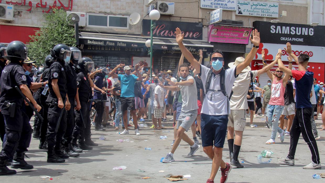 Tunizia në kaos pas protestave për trajtimin e pandemisë, presidenti shkarkon kryeministrin