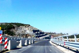 Kufizohet lëvizja e automjeteve të enjten në një pjesë të autostradës Tiranë – Elbasan