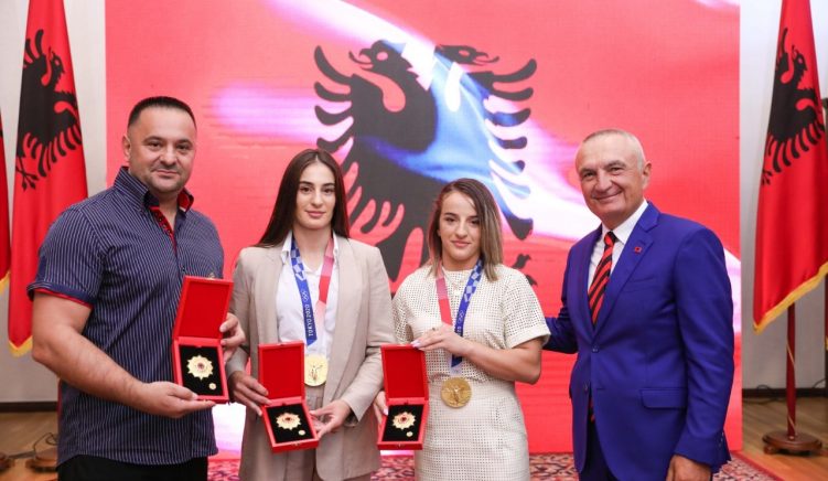 Presidenti Meta dekoron me medaljen “Nder i kombit” xhudistet kosovare